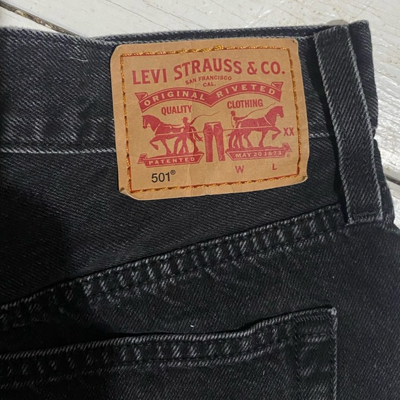 Levi’s women’s shorts size 7 black worn ONCE - Picture 3 of 3
